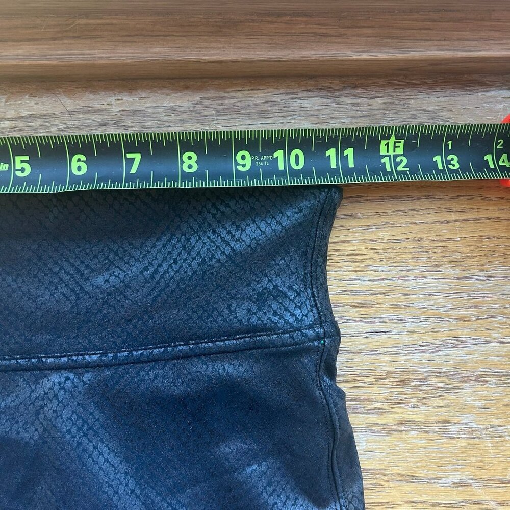 Spanx Faux Leather Snakeskin Design Biker Shorts Sz XS Athleisure Yoga Workout - Picture 6 of 8
